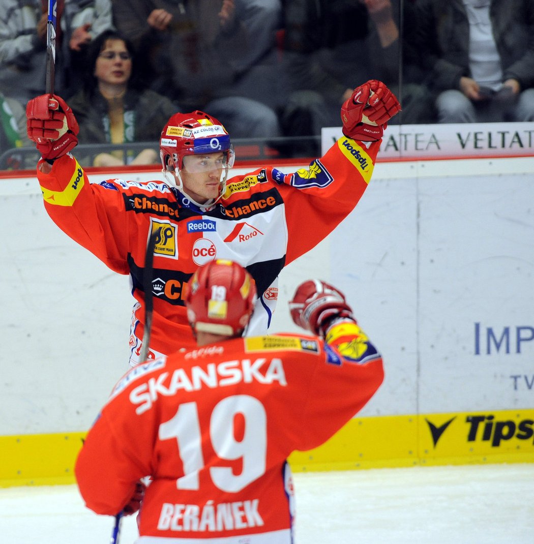 Marek Tomica oslavuje gól, ke kterému přijíždí gratulovat Josef Beránek.