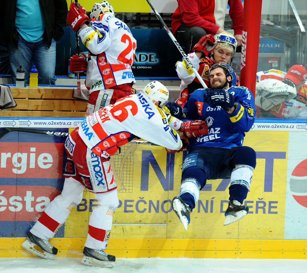 Obránce Slavie Jiří Vašíček přišpendlil na mantinel Yoricka Treilleho z Vítkovic.