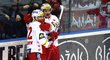Hokejisté Slavie se radují ze vstřeleného gólu do sítě Karlových Varů