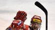 Hokejisté Slavie se radují ze vstřeleného gólu do pardubické sítě