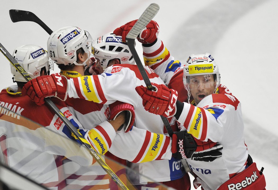 Hokejisté Slavie se radují z druhého gólu v síti Boleslavi.