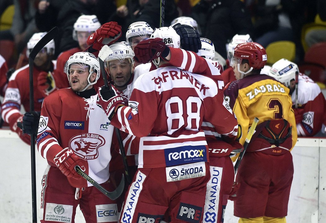 Hokejisté Slavie vyhráli v baráži potřetí za sebou a vedou tabulku o bod před Litvínovem.