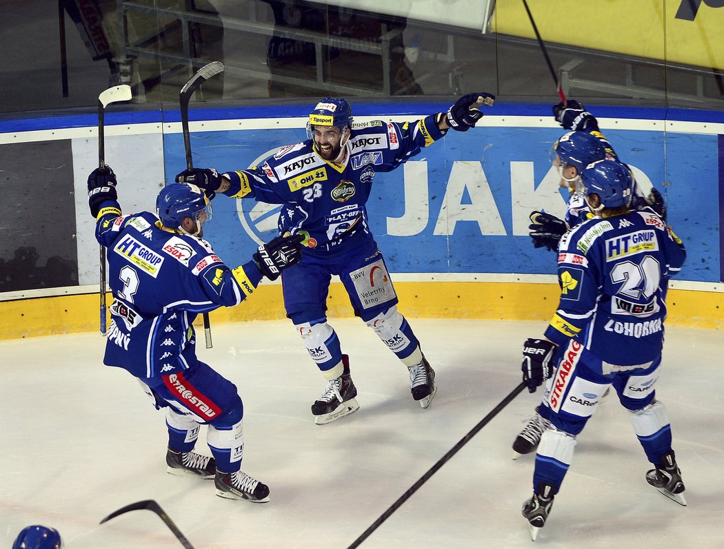 Brněnští hokejisté se radují z gólu do sparťanské brány