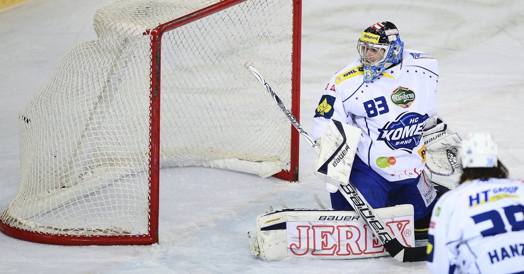 Brankář Martin Falter kapituluje po střele Jaroslava Hlinky