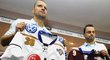Hráči HC Sparta Praha (zleva) Michal Broš a David Výborný předvádějí dresy s logem nového sponzora