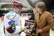 Ondřej Kratěna přebírá slavnostní puk u příležitosti svého vstupu do Klubu hokejových střelců deníku Sport