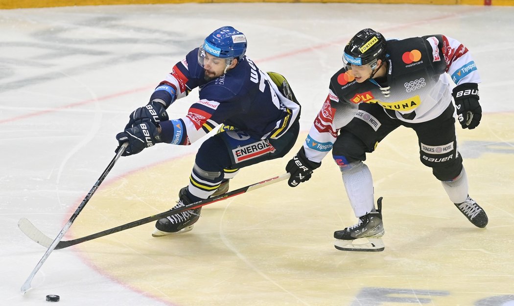 Jakub Valský (vlevo) a Ondřej Mikliš v souboji o puk