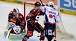 Lukáš Vantuch (vpravo) z Chomutova střílí rozhodující gól. Vlevo je brankář Sparty Matěj Machovský, uprostřed jeho spoluhráč Tomáš Pavelka.