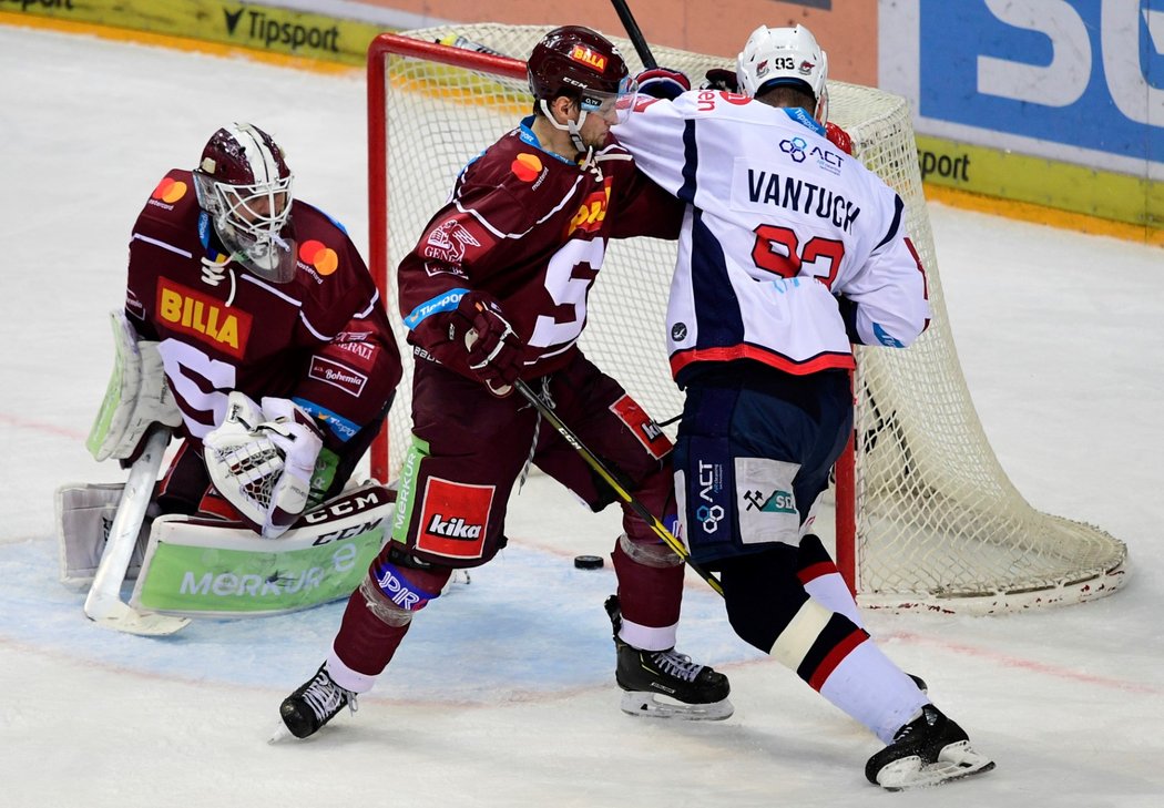 Lukáš Vantuch (vpravo) z Chomutova střílí rozhodující gól. Vlevo je brankář Sparty Matěj Machovský, uprostřed jeho spoluhráč Tomáš Pavelka.