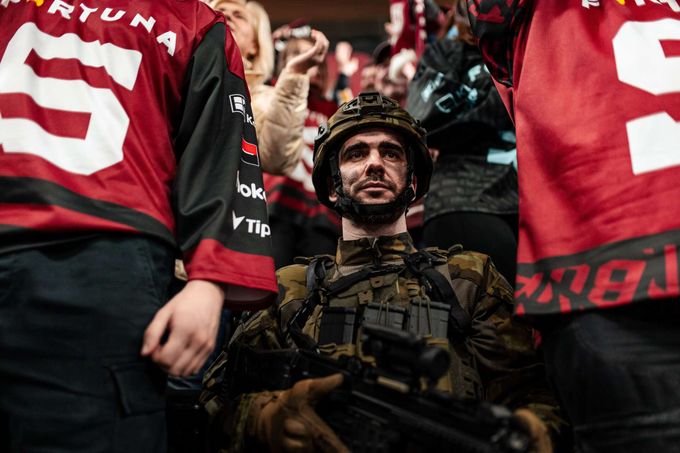 Silné video Sparty, voják v kotli fanoušků. Klub opět vzdává hold. Co je tématem? Silné video Sparty, voják v kotli fanoušků. Klub opět vzdává hold. Co je tématem?