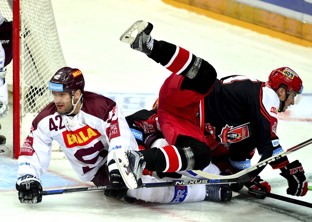 Michal Barinka v souboji s Tomášem Knotkem