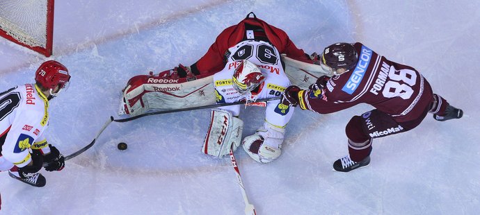 Forman se snaží protlačit kotouč do hradecké brány