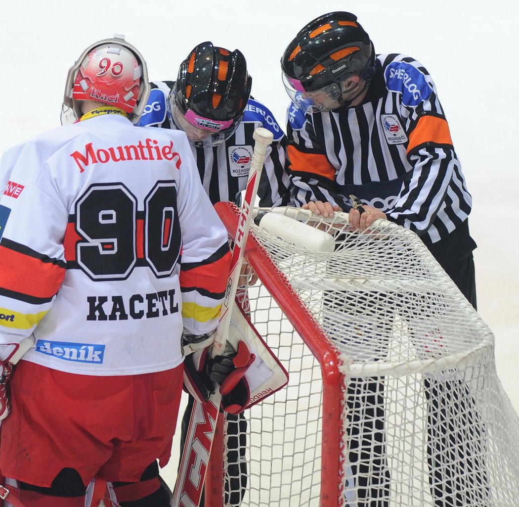 Skoro polovinu zápasu se v Hradci hrálo s touto dírou v síti, potom prišlo na opravu