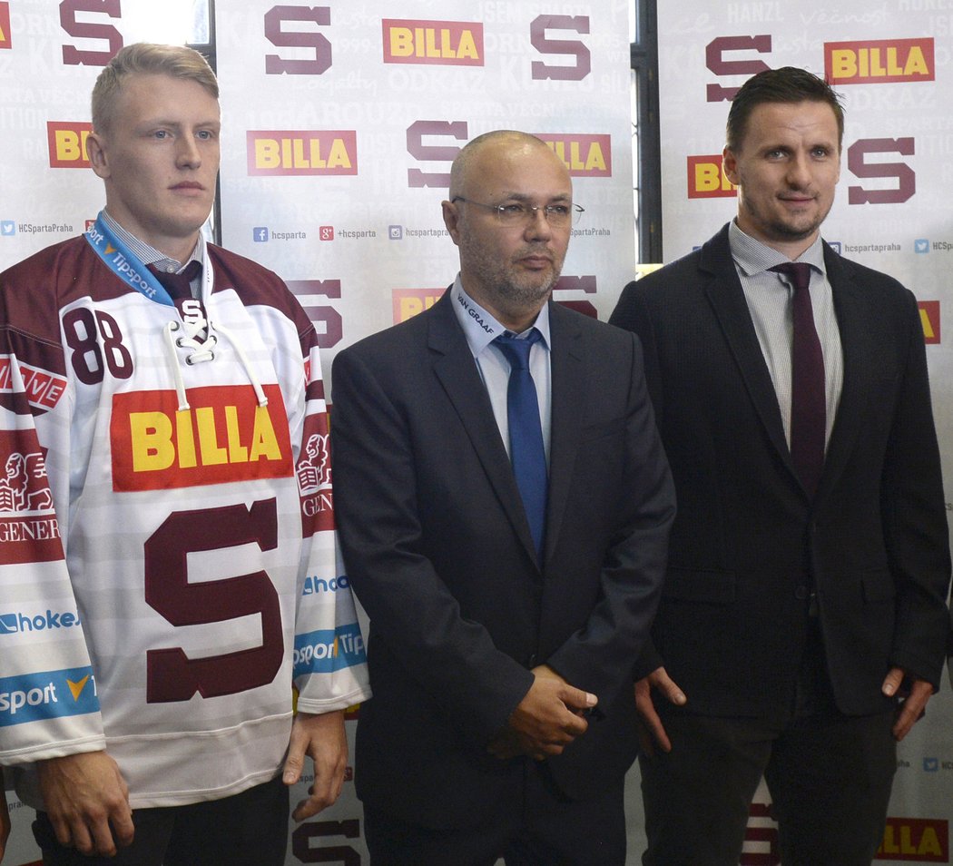 Zleva hráč Miroslav Forman, sportovní manažer a hlavní trenér Jiří Kalous a brankář Tomáš Pöpperle po tiskové konferenci