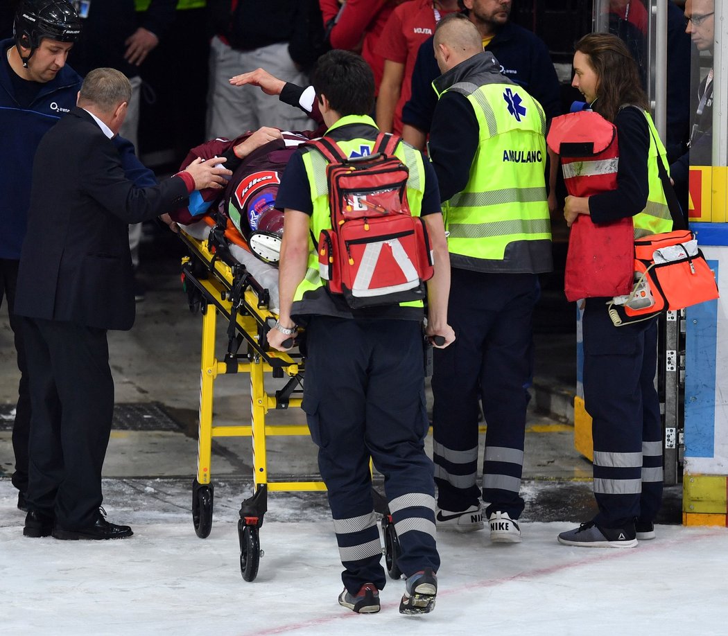 Při odjezdu nosítek byl Richard Jarůšek při vědomí, dokonce si rukou kontroloval svůj obličej a zda mu neteče krev