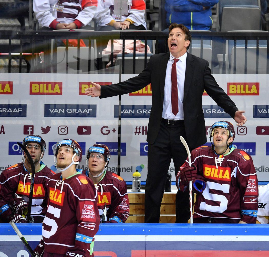 Sparťanský trenér Uwe Krupp nechápe uznání gólu na 2:0 pro Karlovy Vary, kterého Roman Vlach docílil nohou