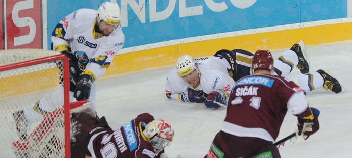 Jágr na zemi. Kladnu se v poslední době venku nedaří, padlo i na Spartě