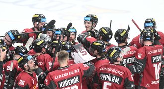 Sparta srovnala sérii s Kladnem, rozhodl Hyka. Třinec opět slaví, Kometa padla s Motorem Sparta srovnala sérii s Kladnem, rozhodl Hyka. Třinec opět slaví, Kometa padla s Motorem
