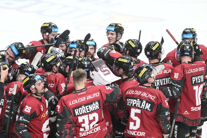 Sparta srovnala sérii s Kladnem, rozhodl Hyka. Třinec opět slaví, Kometa padla s Motorem Sparta srovnala sérii s Kladnem, rozhodl Hyka. Třinec opět slaví, Kometa padla s Motorem