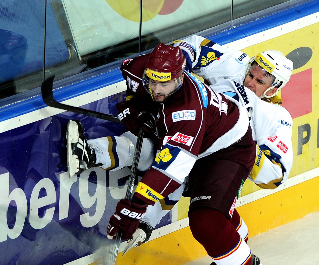 Kladenského hokejistu Marka Židlického tvrdě atakuje sparťan Sacha Treille. Kladno vyhrálo na ledě Sparty 4:3.