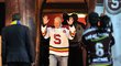 Pavel Richter vstupuje na led při uvádění do Klubu legend hokejové Sparty
