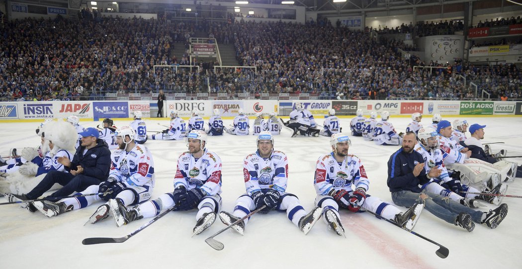 Hokejisté brněnské Komety oslavují výhru nad Spartou a postup do semifinále play off