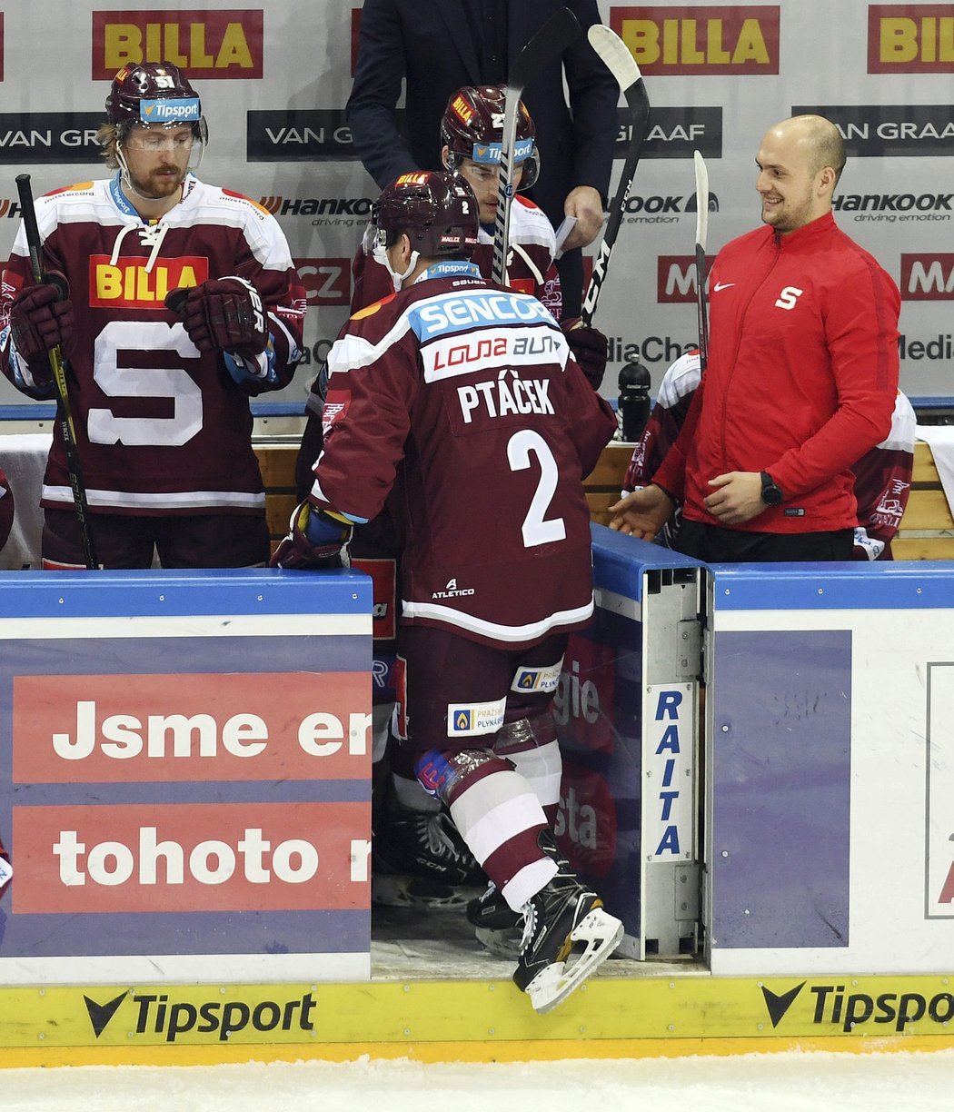 Je konec! František Ptáček právě dokončuje své poslední střídání v hokejové kariéře