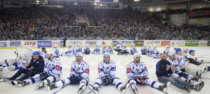 Hokejisté brněnské Komety oslavují výhru nad Spartou a postup do semifinále play off