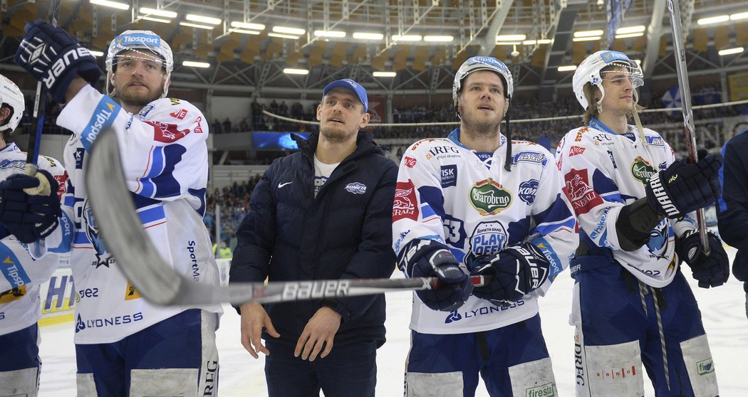 Hokejisté brněnské Komety oslavují výhru nad Spartou a postup do semifinále play off