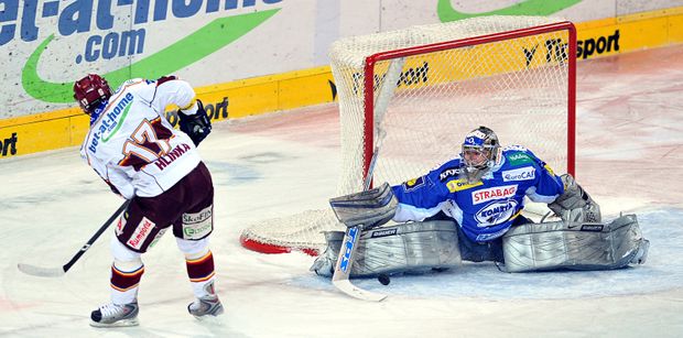 Brankář Komety Sasu Hovi zasahuje proti Jaroslavu Hlinkovi ze Sparty Brankář Komety Sasu Hovi zasahuje proti Jaroslavu Hlinkovi ze Sparty