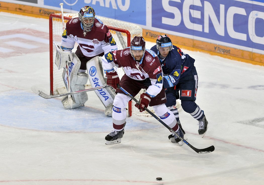 Michal Barinka a liberecký Michal Bulíř v klinči před brankou Sparty