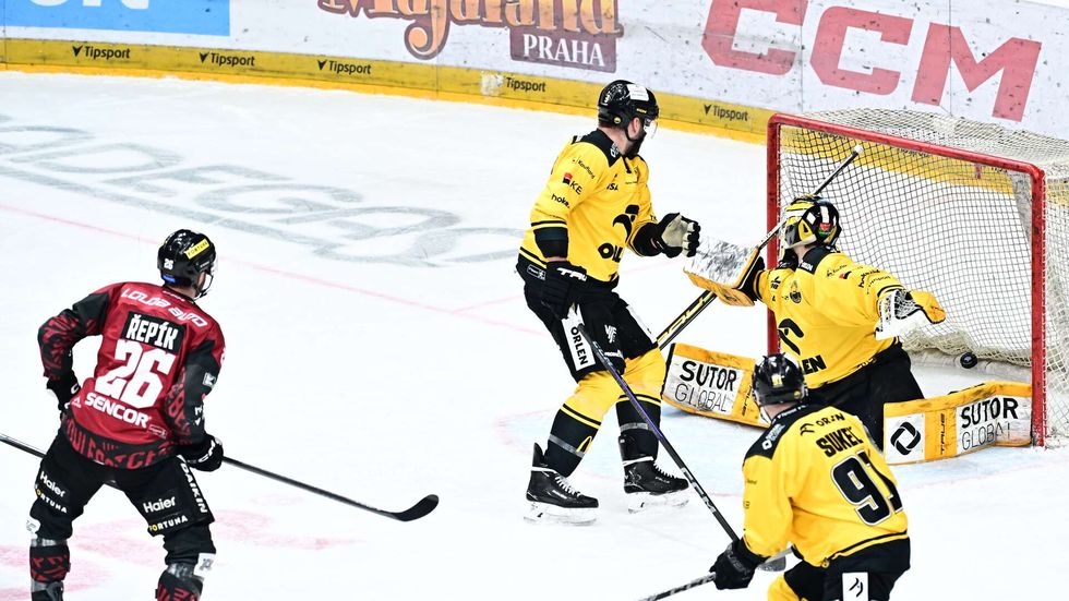 Sparťanský Michal Řepík překonává litvínovského brankáře Pavla Čajana