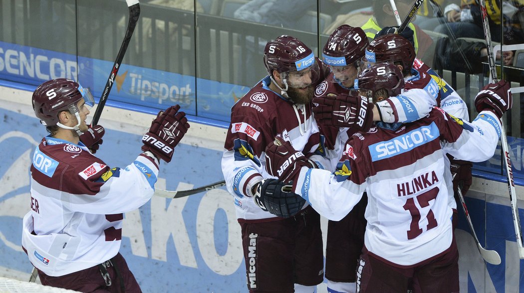 Sparťanští hokejisté se radují z gólu na 2:1 proti Litvínovu