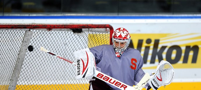 Brankář z dlouholetými zkušenostmi z NHL Michal Neuvirth na tréninku hokejové Sparty