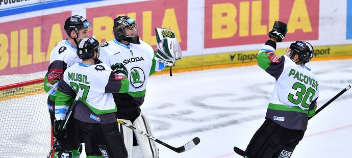 Hokejisté Mladé Boleslavi se radují z vítězství 5:3 na ledě Sparty
