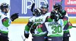 Mladoboleslavští hokejisté se radují z gólu Michala Vondrky v utkání na ledě Sparty