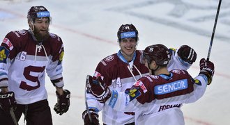 SESTŘIHY: Sparta si hrála s Hradcem, Třinec smázl Vítkovice