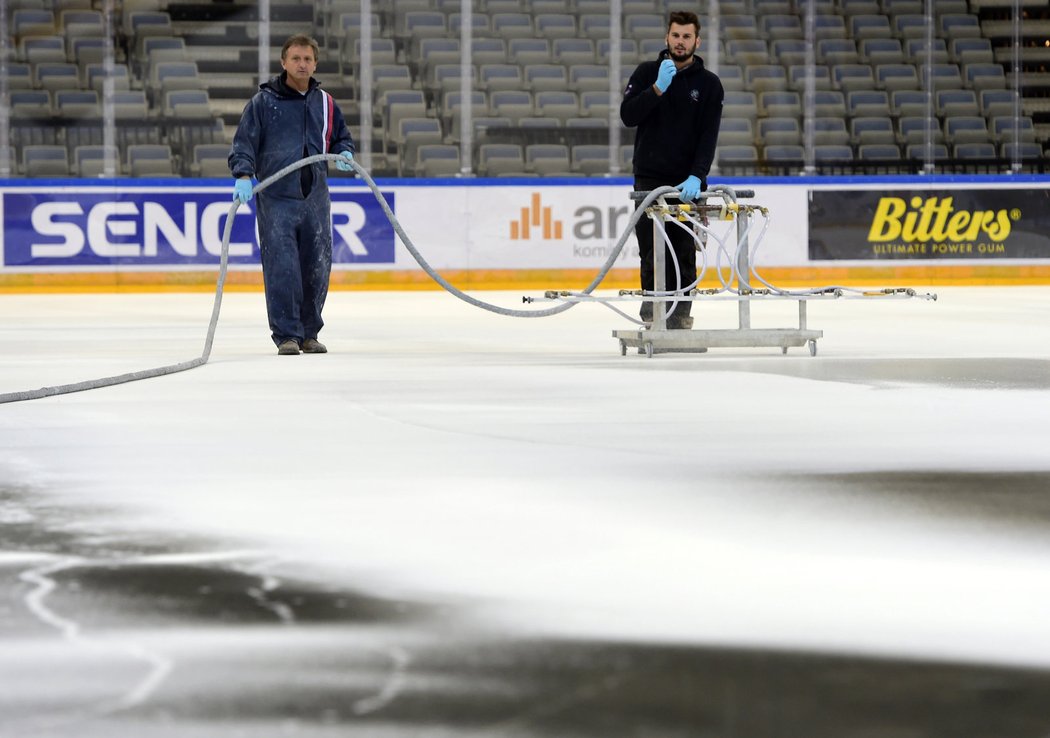 V O2 areně v pátek připravovali ledovou plochu na blížící se sezonu