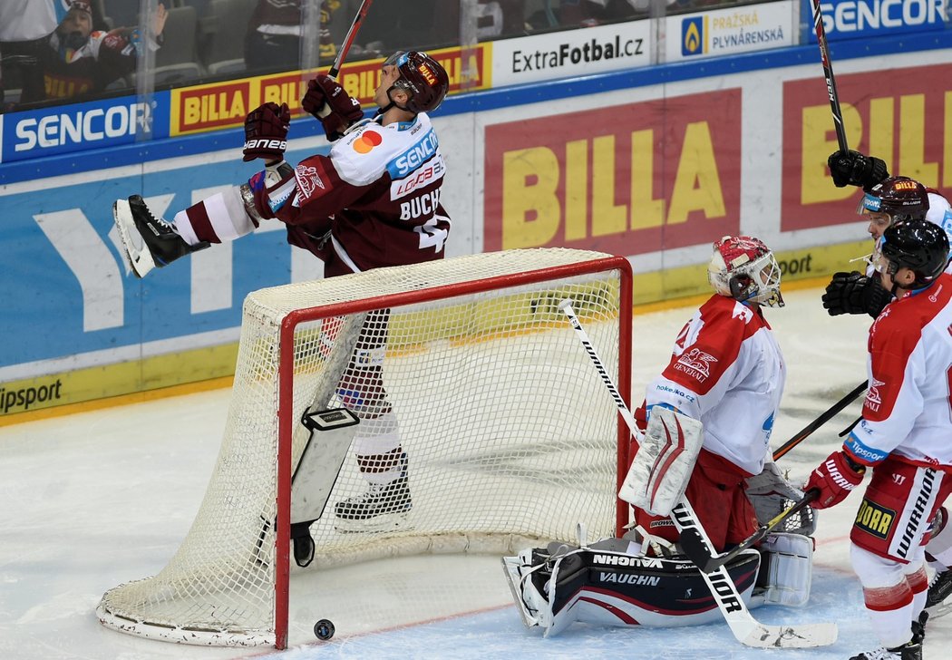 Sparťan Jan Buchtele oslavuje vstřelenou branku