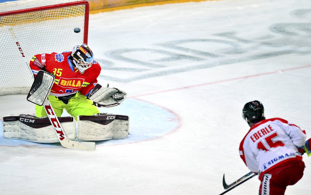 Jan Eberle překonává Filipa Novotného