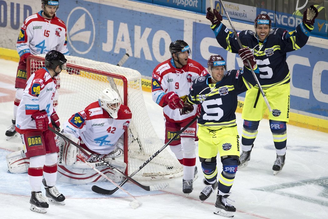 Útočníci Sparty Robert Sabolič a Curtis Hamilton se radují z gólu. Zleva olomoucký obránce Robin Staněk, útočník Jiří Řípa, brankář Branislav Konrád a obránce Tomáš Houdek