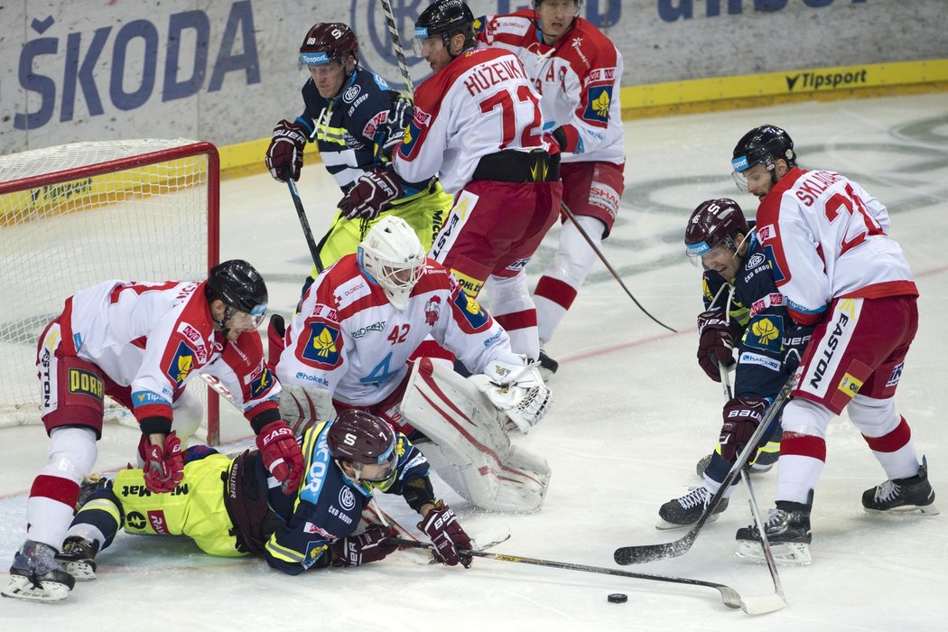 Vpředu zleva olomoucký obránce Jan Jaroměřský, obránce Sparty Marek Hrbas, brankář Branislav Konrád, útočník Petr Kumstát a útočník František Skladaný