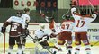 Olomoučtí  hokejisté oslavují gól do sítě Sparty