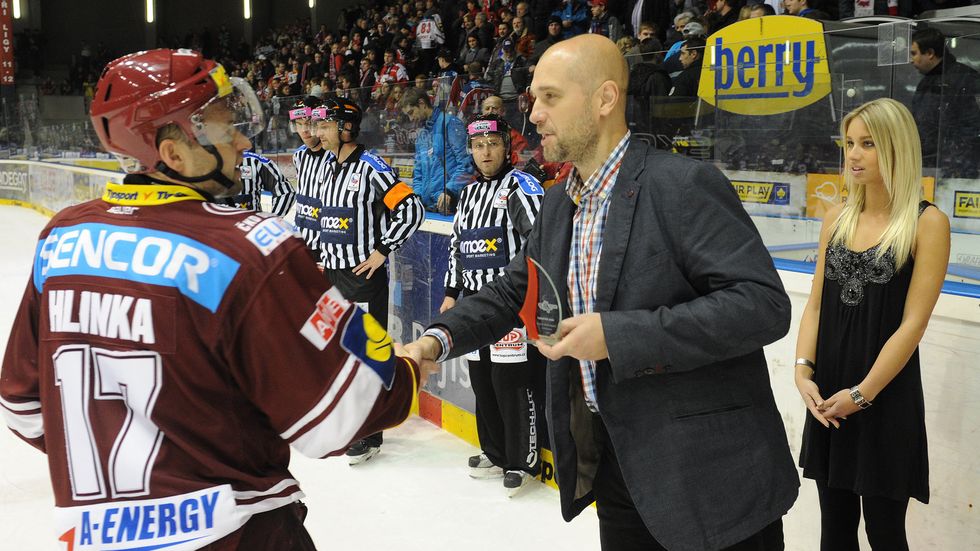 Šéfredaktor Sportu Lukáš Tomek předává cenu pro nejlepšího hráče zápasu Pardubice - Sparta hostujícímu útočníkovi Jaroslavovi Hlinkovi