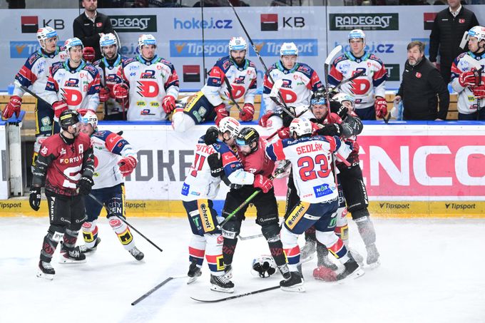 Kelemen štval Spartu, Krejčík mu dal hlavičku. Chlapík na Sedláka: Tak běž žalovat, ty p... Kelemen štval Spartu, Krejčík mu dal hlavičku. Chlapík na Sedláka: Tak běž žalovat, ty p...