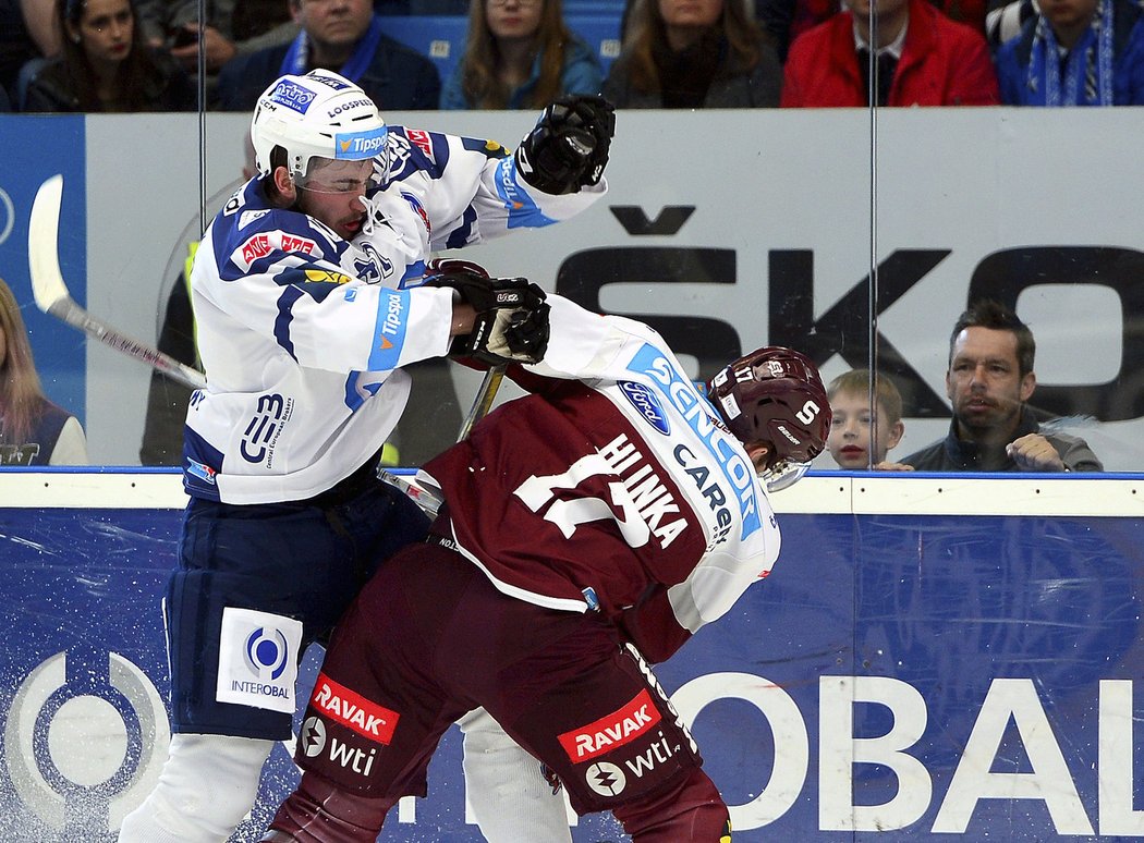 Michal Špaček z Plzně bojuje se sparťanem Jaroslavem Hlinkou