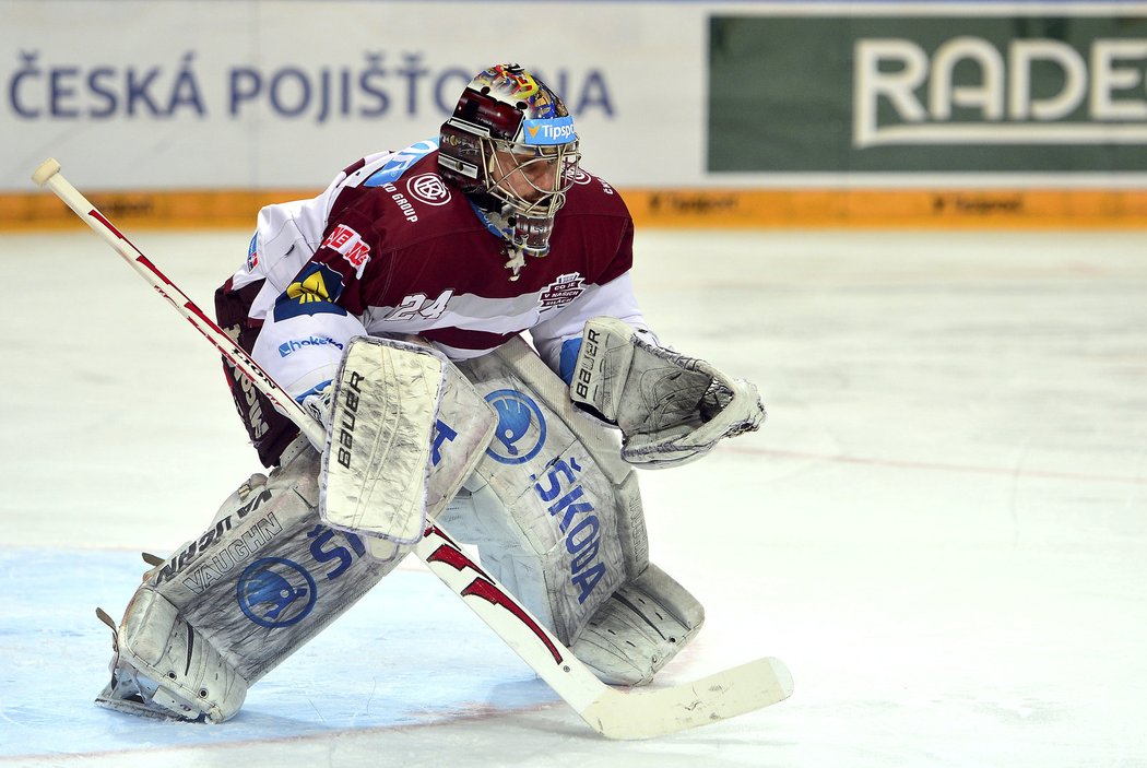 Brankář Sparty Tomáš Pöpperle dostal po vystřídání v prvním semifinále znovu důvěru