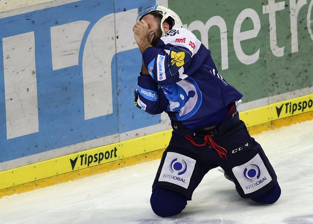 Tomáš Svoboda dostal hokejkou do obličeje