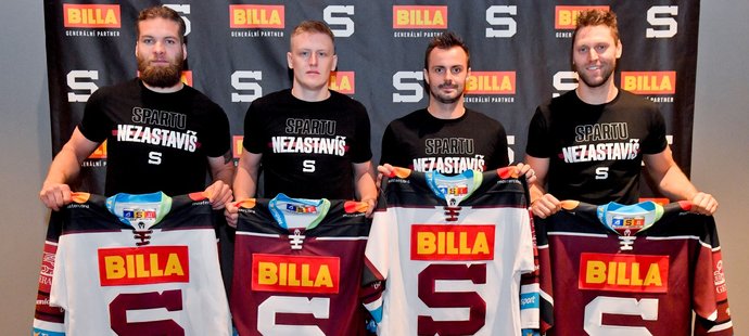 Sparťané Adam Polášek (zleva), Miroslav Forman, Michal Řepík a Vladimír Růžička představují nové dresy Pražanů pro nadcházející sezonu