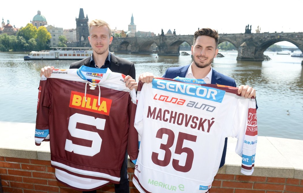 Útočník Daniel Přibyl (vlevo) a brankář Matěj Machovský byli oficiálně představeni jako nové posily HC Sparta Praha